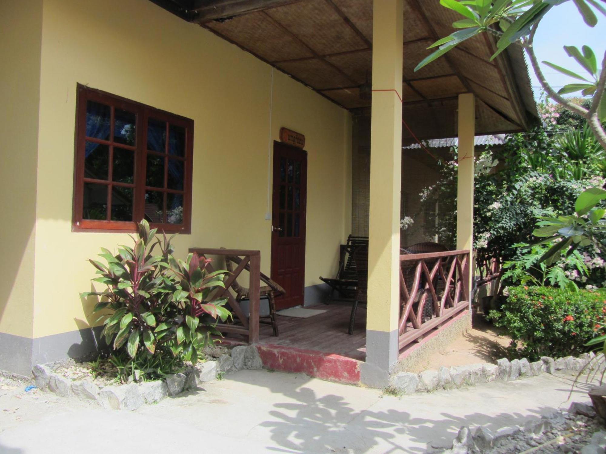 Flower Paradise Bungalows & Swiss Restaurant Roestiland Lamai Beach  Room photo