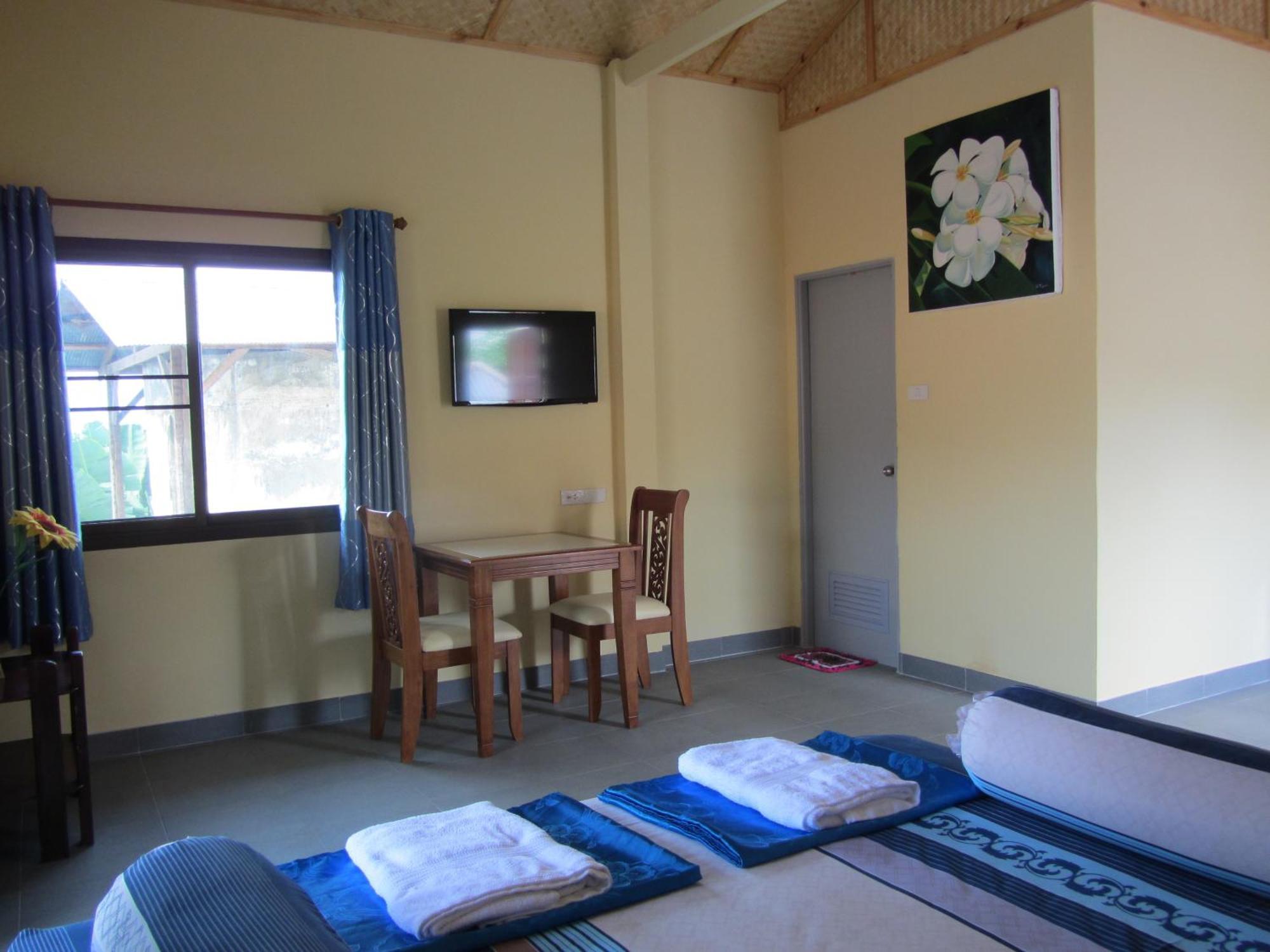 Flower Paradise Bungalows & Swiss Restaurant Roestiland Lamai Beach  Room photo