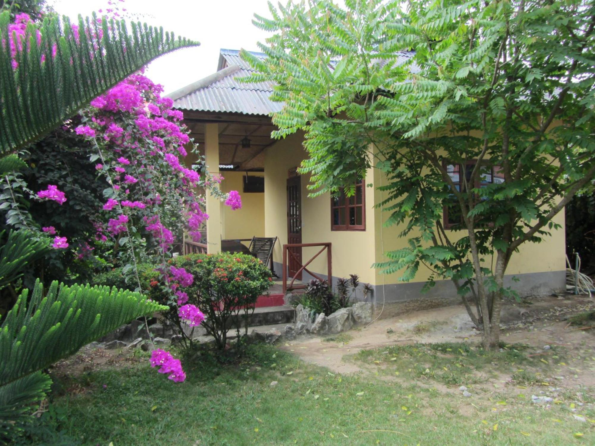 Flower Paradise Bungalows & Swiss Restaurant Roestiland Lamai Beach  Room photo